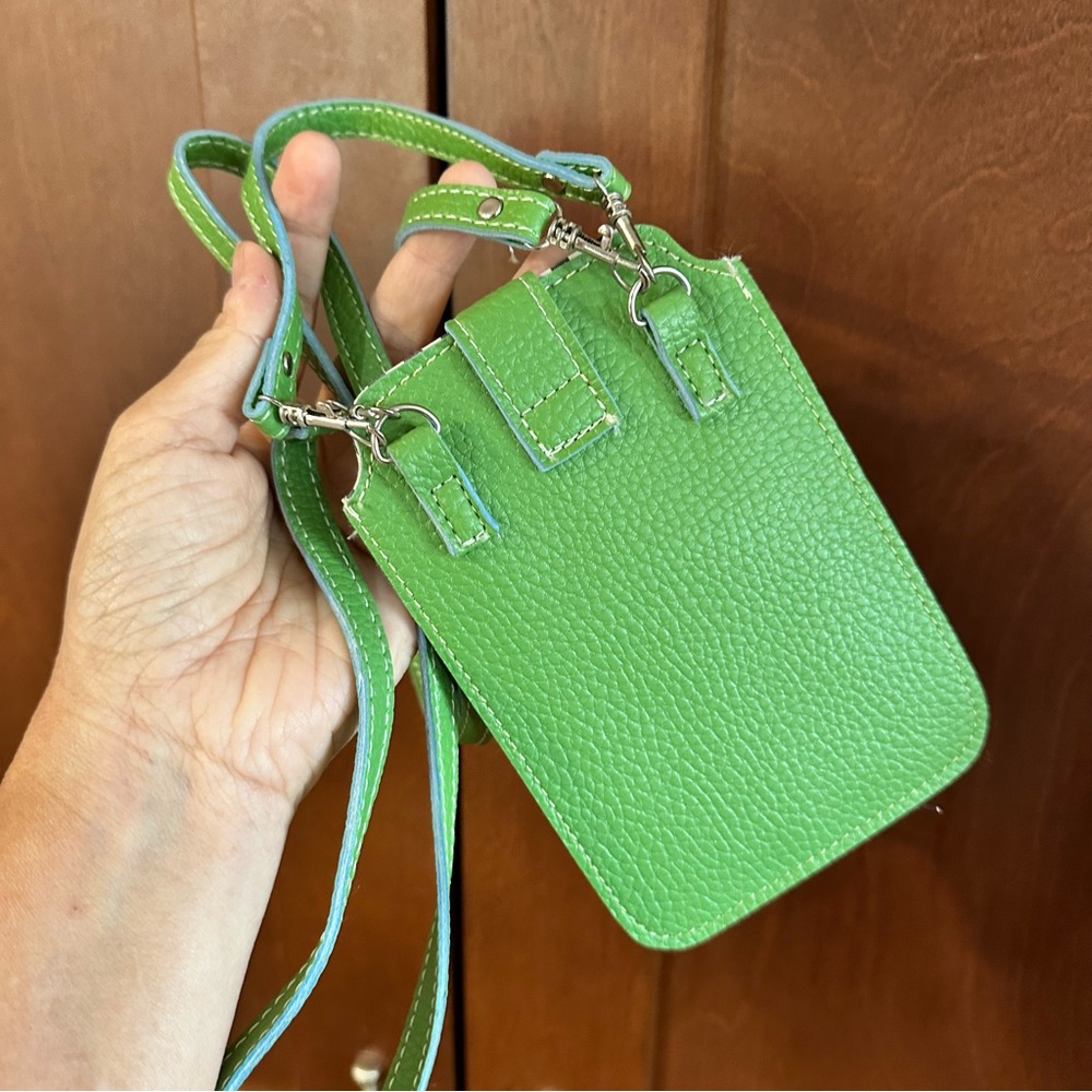 Crossbody phone purse with removable strap.